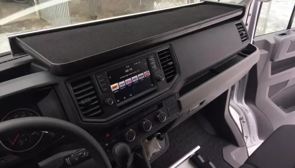 Der Innenraum eines LKW mit Armaturenbrett und Lenkrad.