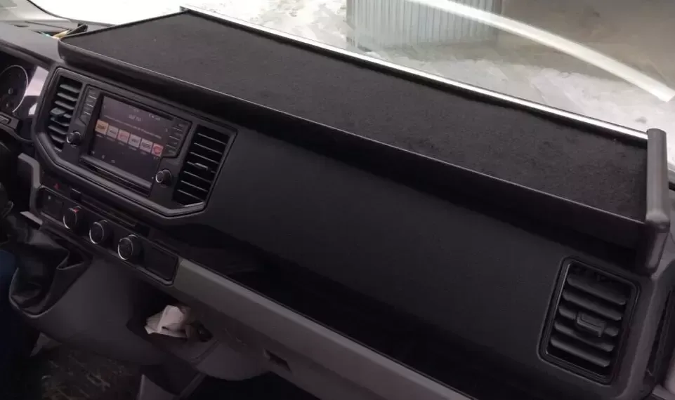 Eine Nahaufnahme des Armaturenbretts eines Autos mit einem Radio darauf.