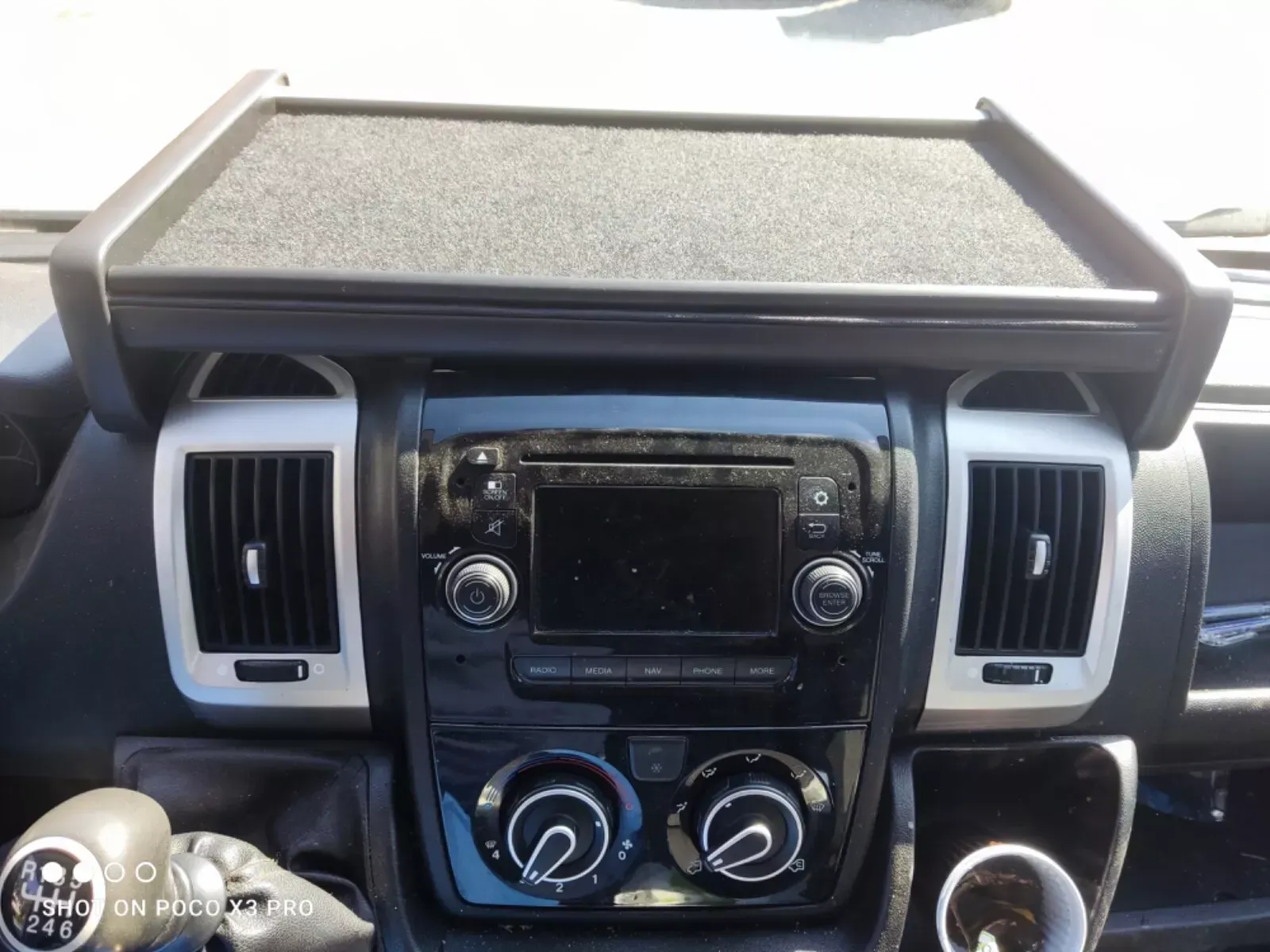 Ein Armaturenbrett mit einem Tablett darauf