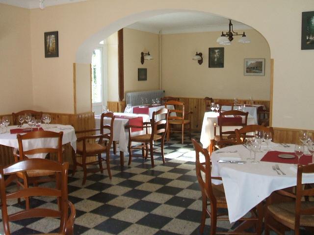 Grande salle du restaurant, le Relais de St Hubert à Marigné-Laillé