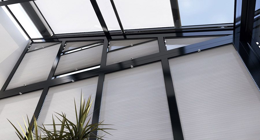 Blick in den Himmel aus dem Inneren eines Gebäudes