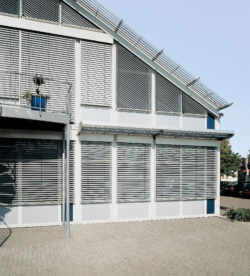 Ein Gebäude mit einem Balkon und vielen Fenstern