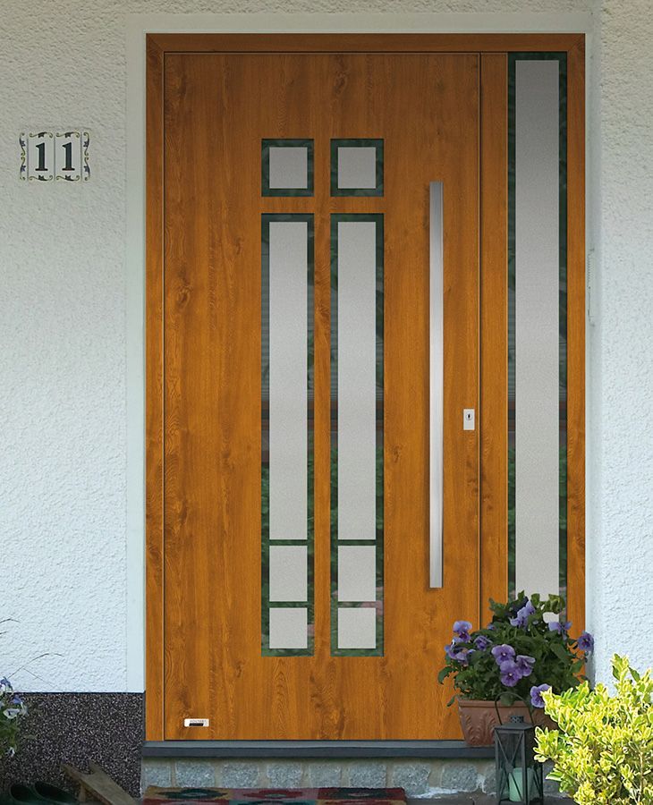 Auf der Haustür eines Hauses steht die Nummer 1117