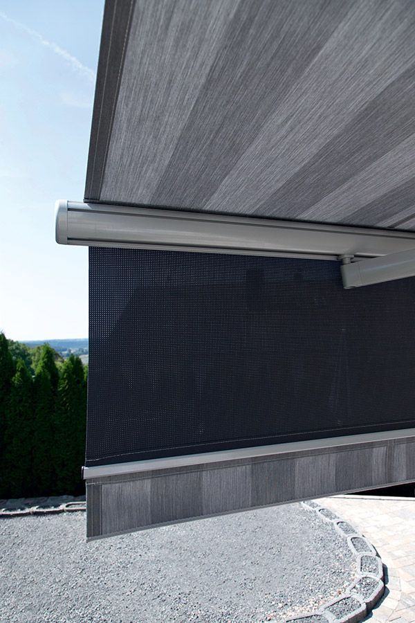 Eine Nahaufnahme einer Markise an der Seite eines Gebäudes.