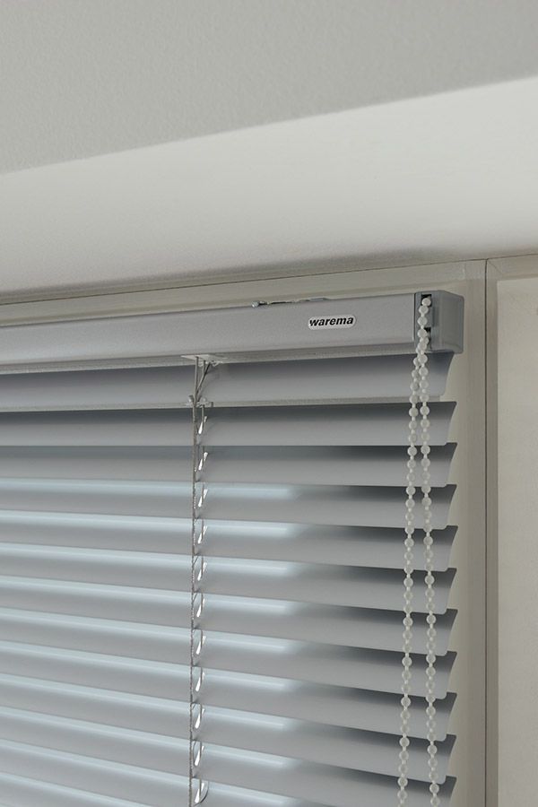 Eine Nahaufnahme eines Fensters mit Jalousien