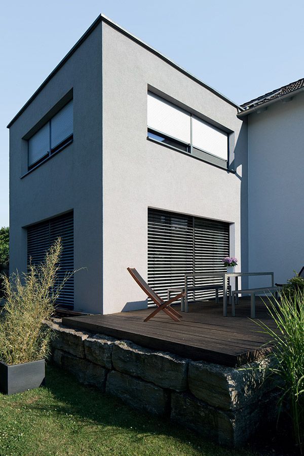 Ein Haus mit einer Holzterrasse davor