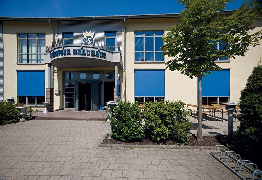 Ein Gebäude mit dem Wort Brauhaus darauf