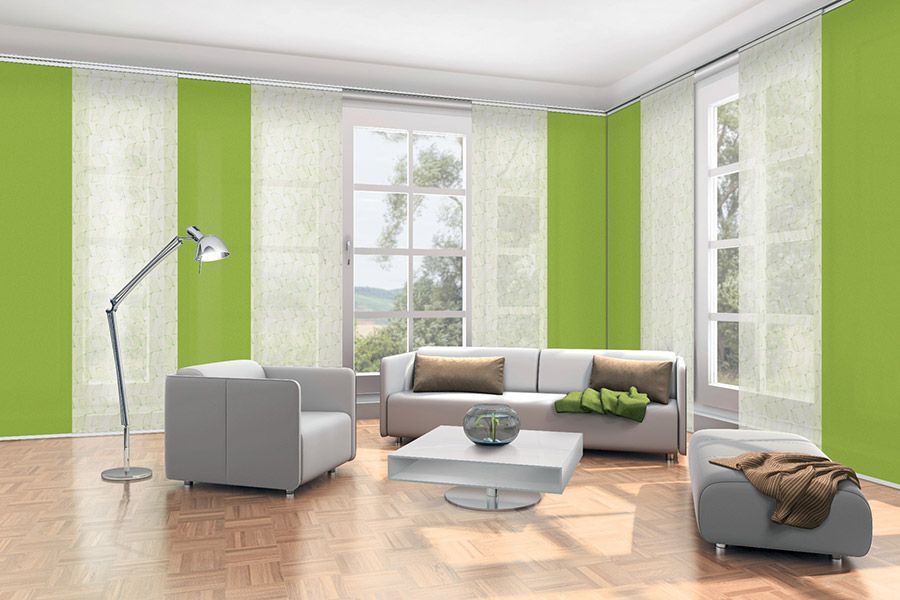 Ein Wohnzimmer mit grünen und weißen Wänden und einer weißen Couch