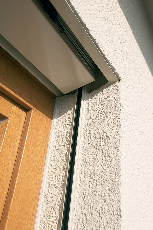 Eine Nahaufnahme eines Fensters an einer weißen Wand