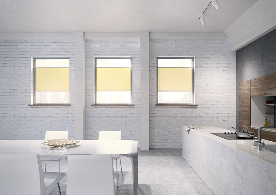 Eine Küche mit weißen Ziegelwänden und einem Tisch und Stühlen.