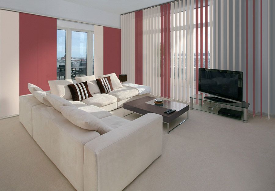 Ein Wohnzimmer mit Couch, Couchtisch und Fernseher.