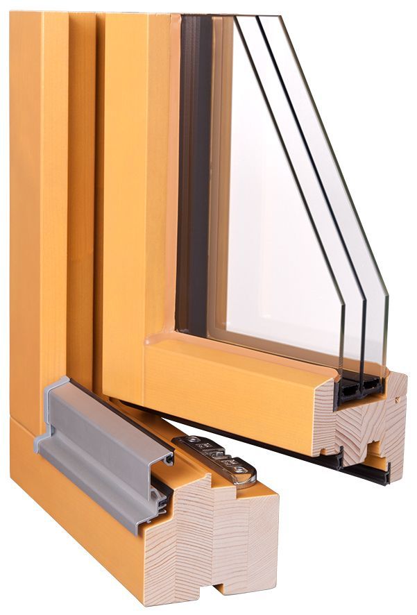 Ein Holzfenster mit dreifacher Verglasung
