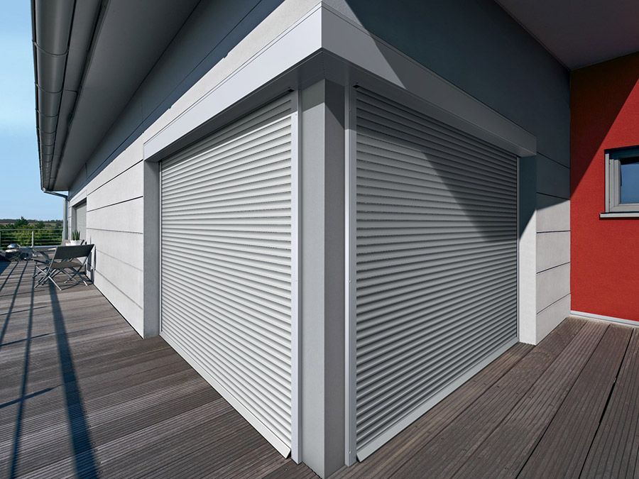 Ein weißer Fensterladen an der Seite eines Gebäudes