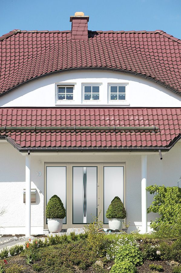 Ein weißes Haus mit einem roten Ziegeldach