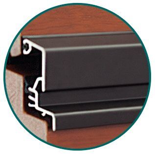 Eine Nahaufnahme eines Fensterrahmens auf einer Holzoberfläche