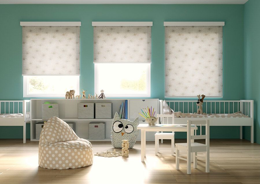 Ein Kinderzimmer mit drei Fenstern, einem Sitzsack, einem Tisch und Stühlen.