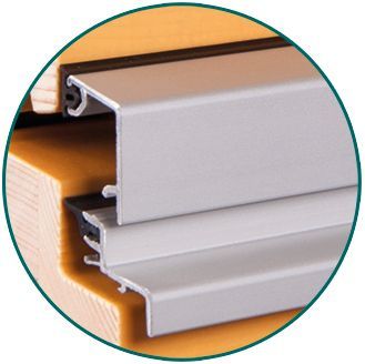 Eine Nahaufnahme von einem Stück Metall auf einer Holzoberfläche