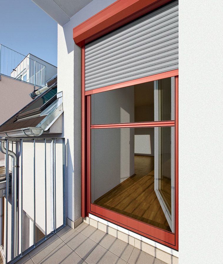 Ein Balkon mit einem roten Fensterladen