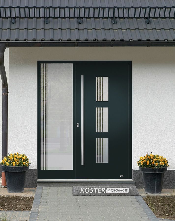 Eine schwarze Tür mit einem Schild mit der Aufschrift „Koster“ darauf