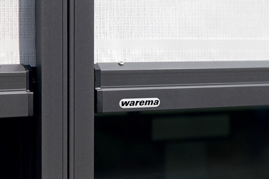 Eine Nahaufnahme eines Fensters mit dem Wort Warema darauf