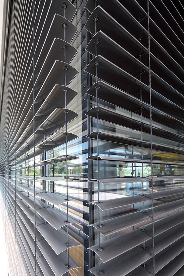 Ein Gebäude mit vielen Jalousien