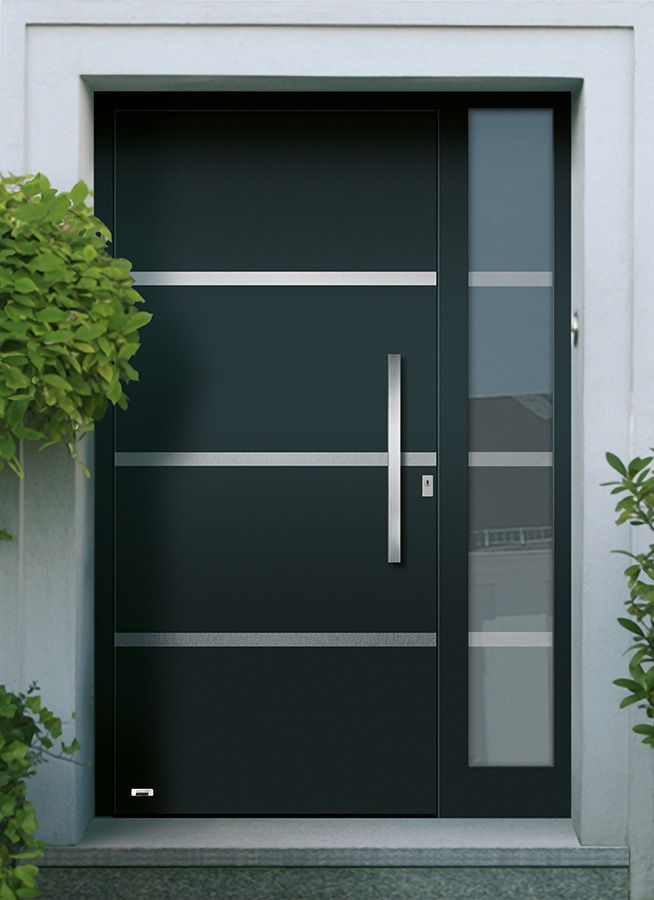 Eine schwarze Tür mit einem Edelstahlgriff