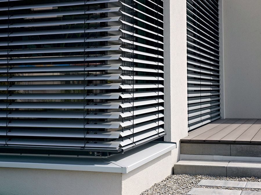 Ein Gebäude mit vielen Jalousien