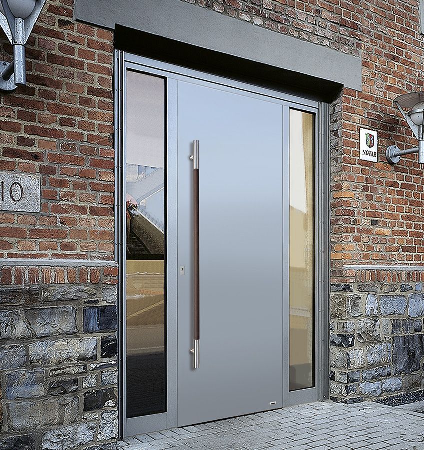 Ein Backsteingebäude mit einer Tür, auf der die Nummer 10 steht