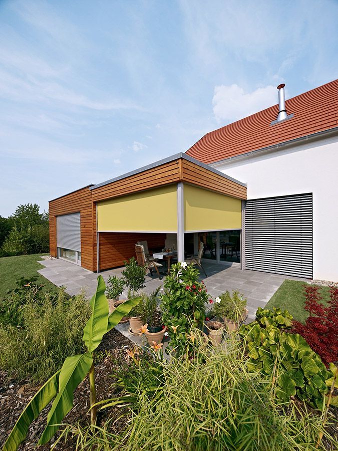 Ein Haus mit einer gelben Markise an der Seite