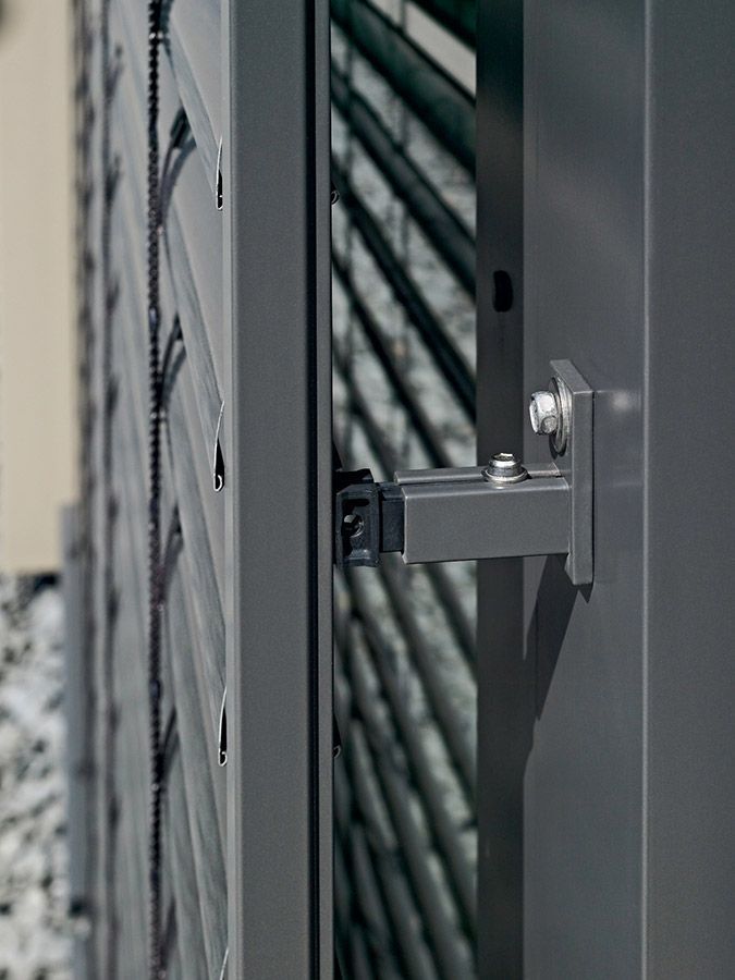 Eine Nahaufnahme eines Metalltors mit einem Griff daran.