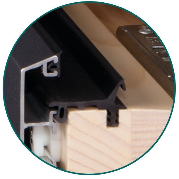 Eine Nahaufnahme einer Glasschiebetür mit einer Gummidichtung