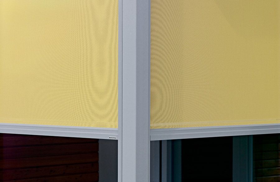 Eine Nahaufnahme einer gelben Jalousie an einem Fenster.