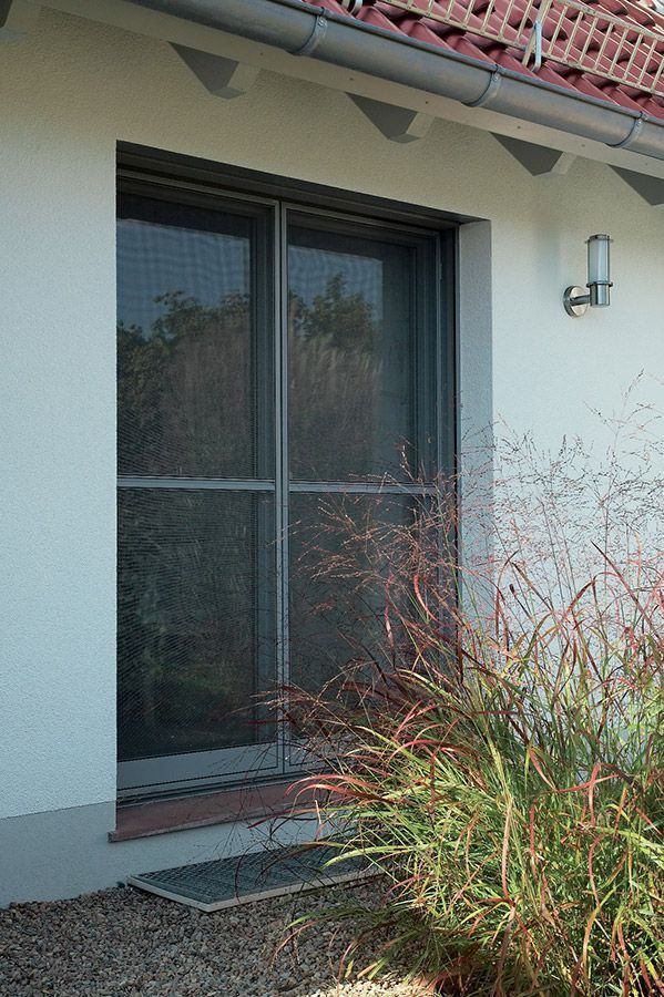 Ein weißes Haus mit einer Schiebetür an der Seite.