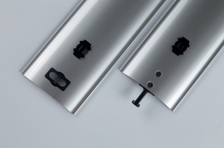 Eine Nahaufnahme von zwei Metallteilen mit Löchern darin