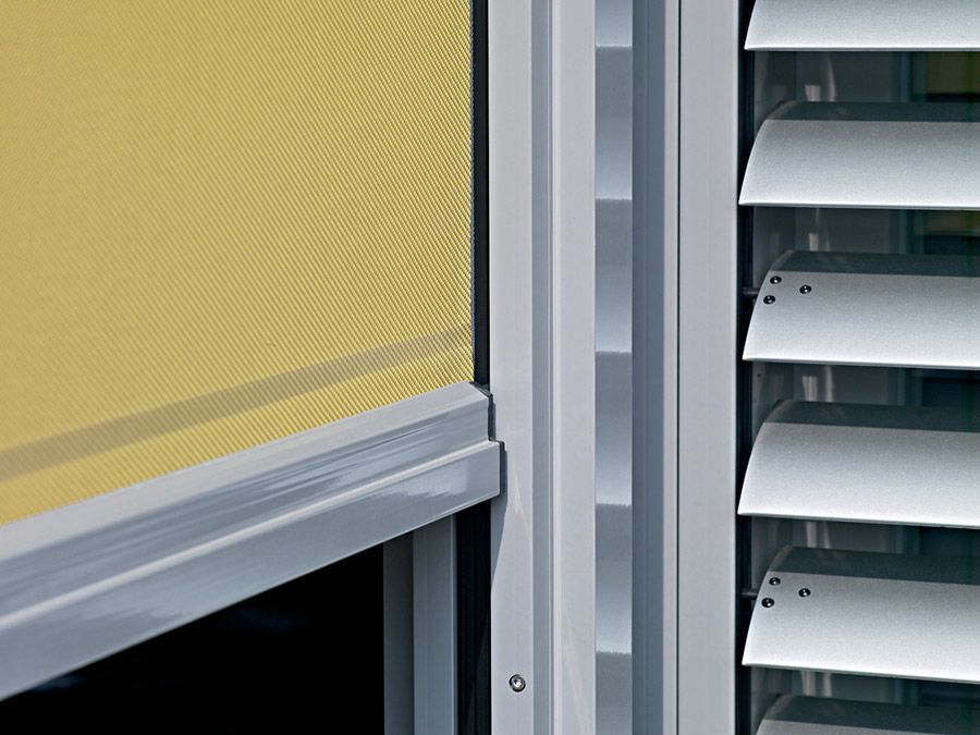 Eine Nahaufnahme eines Fensters mit Jalousien