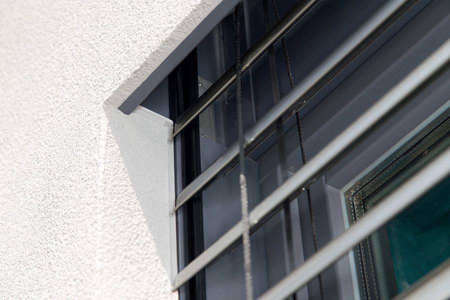 Eine Nahaufnahme eines Fensters mit Jalousien