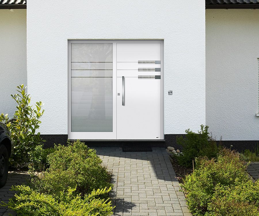 Ein Auto steht vor einem weißen Haus