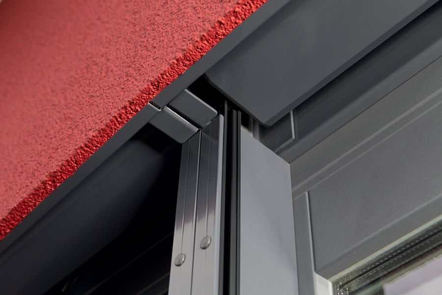 Eine Nahaufnahme eines Fensters mit einem roten Dach