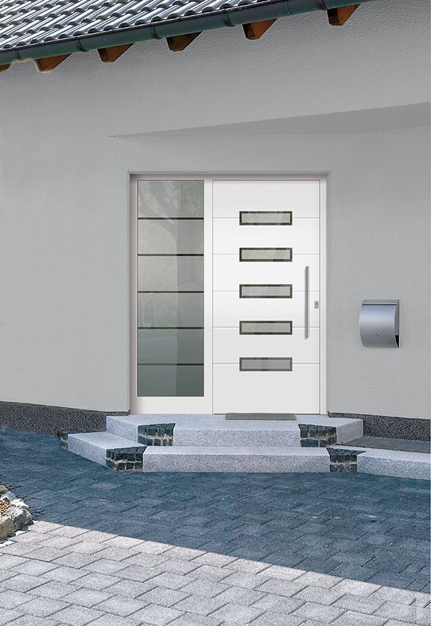 Eine weiße Tür mit einem Briefkasten an der Seite