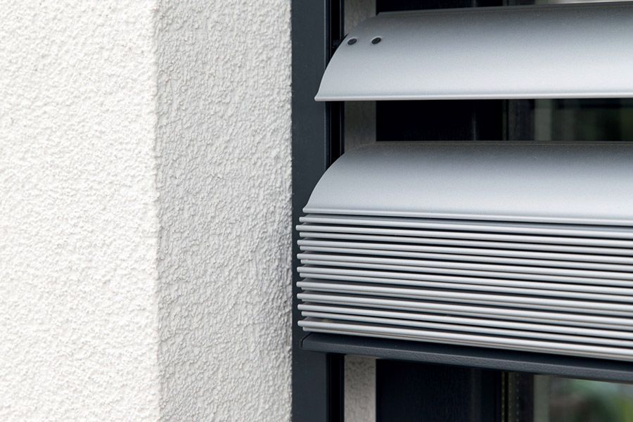 Eine Nahaufnahme eines Fensters mit einer Jalousie.