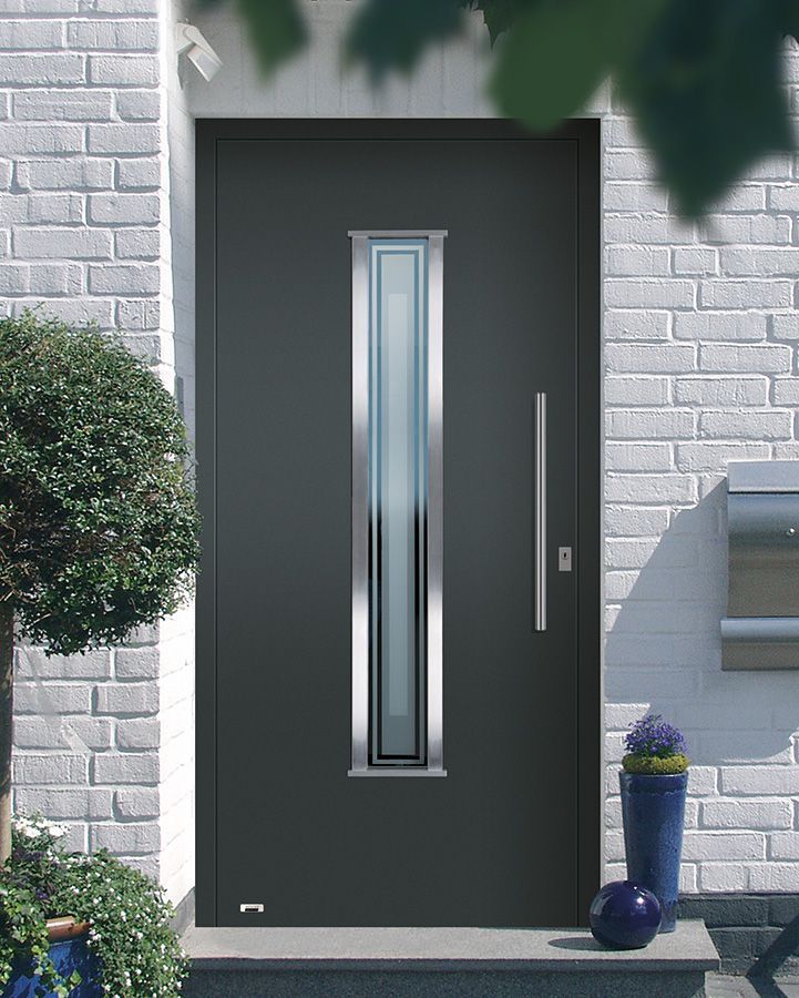 Eine schwarze Tür mit einem Edelstahlgriff