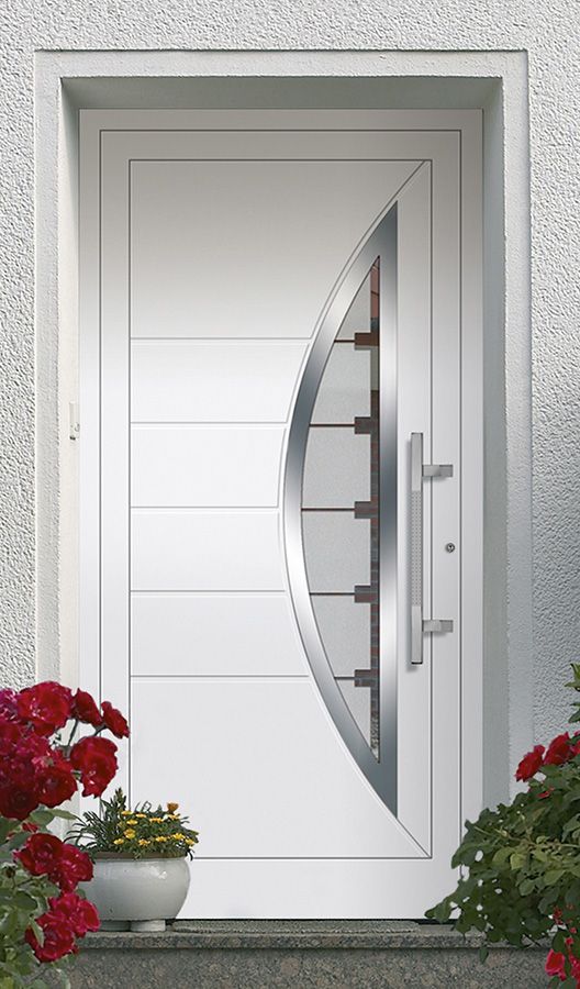 Neben einer Topfpflanze steht eine weiße Tür mit einem Edelstahlgriff.