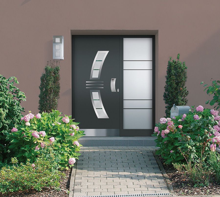 Ein gemauerter Gehweg, der zu einer Tür mit einem Smiley darauf führt