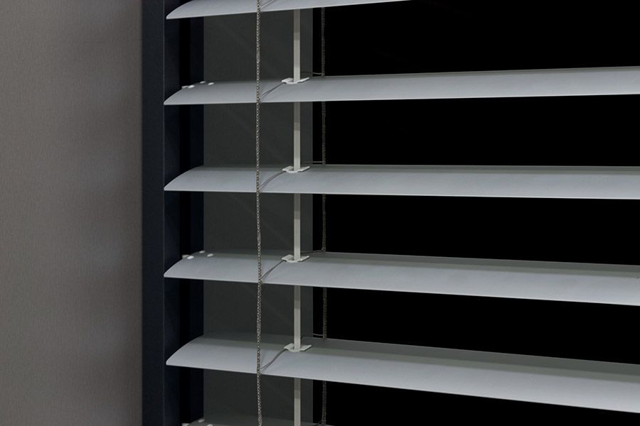 Eine Nahaufnahme eines Fensters mit Jalousien