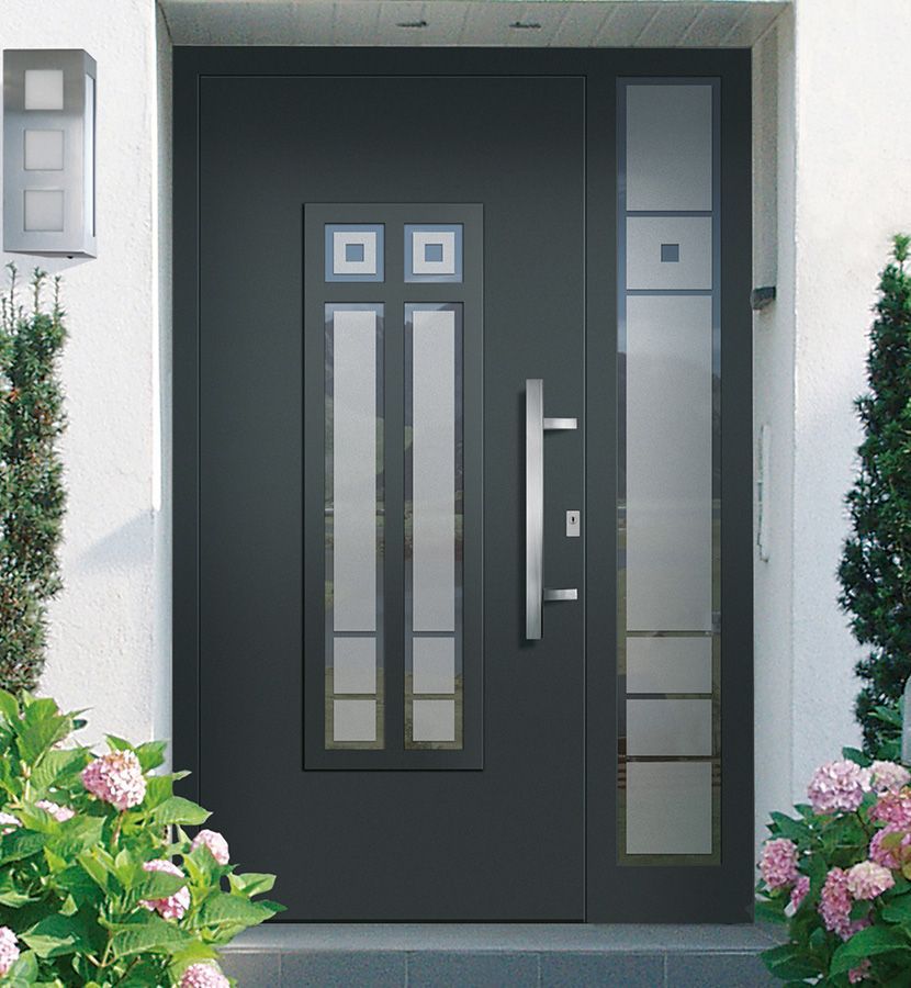 Die Eingangstür eines Hauses mit Blumen davor