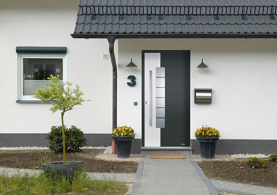 Die Haustür eines Hauses mit der Nummer 3 darauf