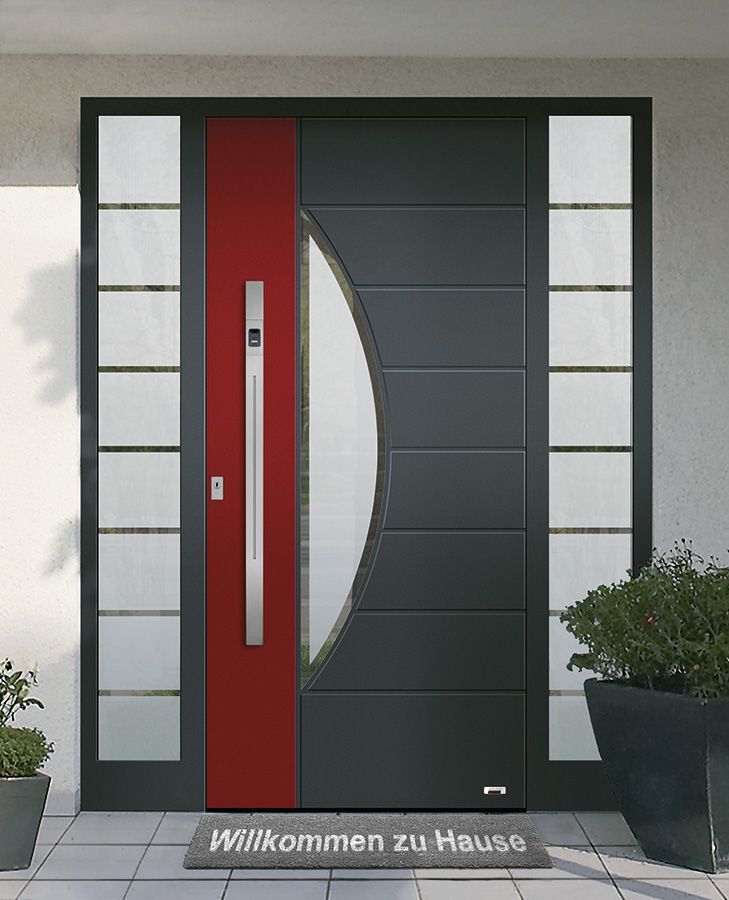 Eine schwarz-rote Tür mit einer Fußmatte davor