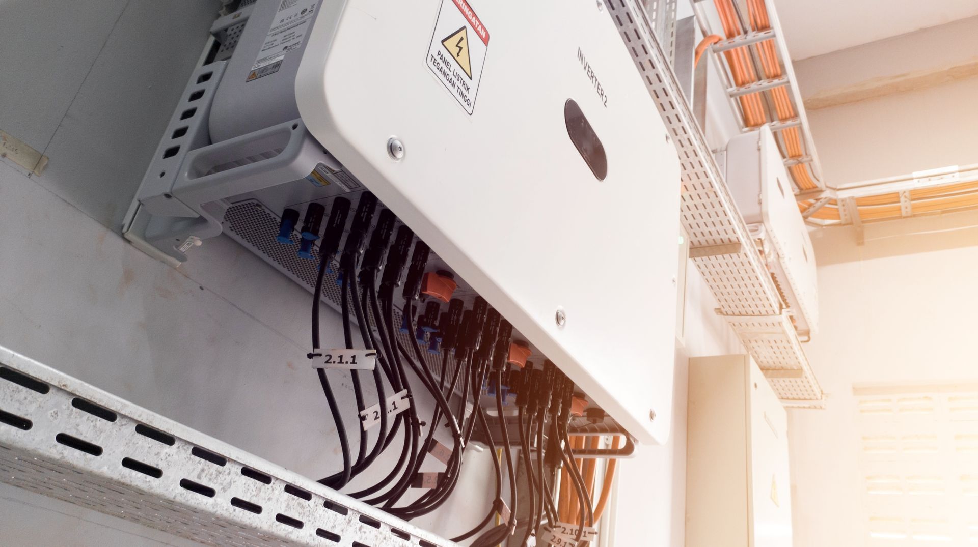 Batteries de panneaux solaires dans la ville de Lunel