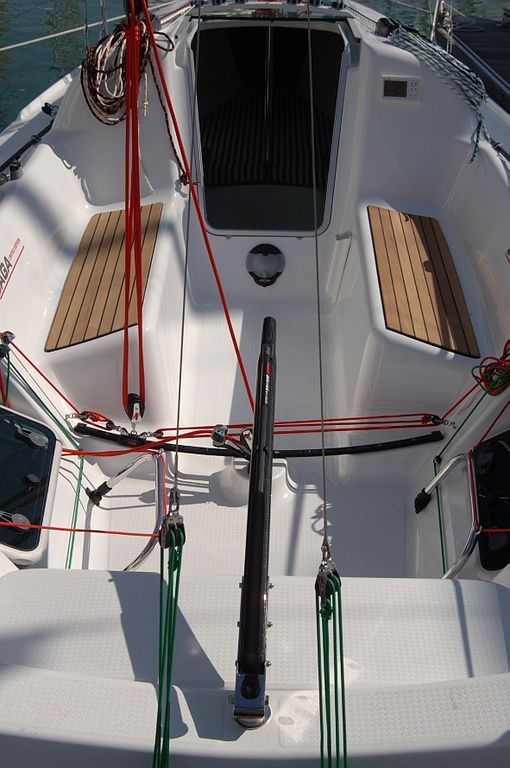 Surprise cockpit avec banquettes en teck