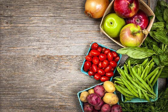 Spritze saugt Flüssigkeit aus einem Glasgefäß ein